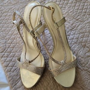 CAPARROS GOLD METALLIC HORIZON SLINGBACK HEELS 9.5